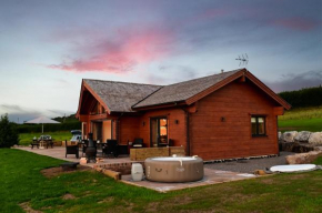 Cuddfan Lodge on a Gorgeous Private Lake